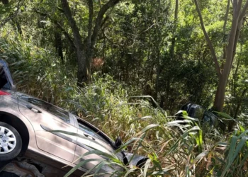 Cinco pessoas são socorridas após colisão entre carros no Norte Pioneiro