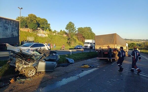 No outro carro, três pessoas foram socorridas com ferimentos leves — Foto: Polícia Rodoviária Federal