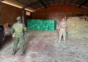 PMPR e PF prendem sete homens e apreendem 20 mil pacotes de cigarros contrabandeados