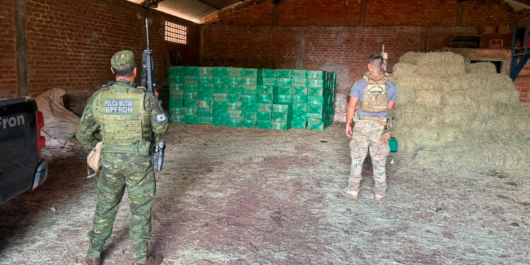 PMPR e PF prendem sete homens e apreendem 20 mil pacotes de cigarros contrabandeados no Noroeste
Foto: PMPR