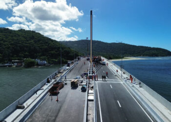 Mastros ganham iluminação e pista da Ponte de Guaratuba começa a ser sinalizada