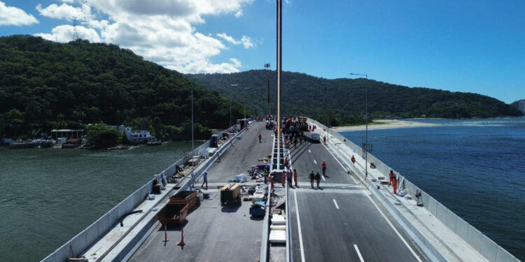 Mastros ganham iluminação e pista da Ponte de Guaratuba começa a ser sinalizada
Foto: Gediel Mendes/Consórcio Supervisor Ponte de Guaratuba
