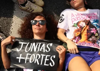 Homicídios de mulheres diminuem no Brasil; feminicídios ficam estáveis