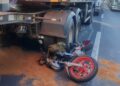 Motociclista colide com caminhão e sofre ferimentos leves na BR-376