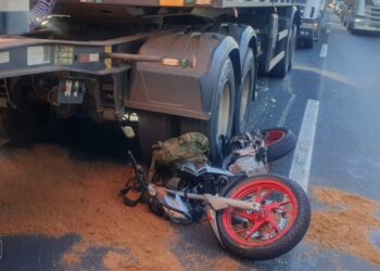Motociclista colide com caminhão e sofre ferimentos leves na BR-376