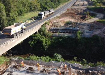 Içamento de vigas altera o fluxo na BR-153, em Santo Antônio da Platina