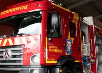 Fogo no rodado de carreta mobiliza equipes na BR-153 em Jacarezinho