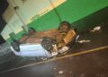 Carro capota em frente ao pronto-socorro de Bandeirantes “Assista o vídeo”