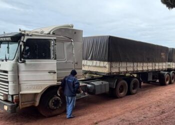 Jacarezinho: Polícia Militar recupera caminhão e carreta roubados na BR-153