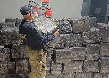 PRF flagra carreta do tráfico com mais de 2,3 toneladas de maconha no Paraná