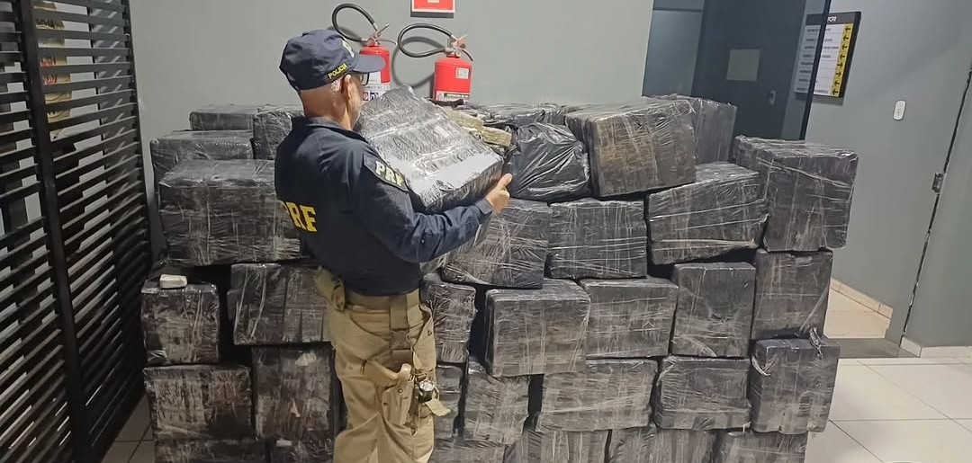 PRF flagra carreta do tráfico com mais de 2,3 toneladas de maconha no Paraná