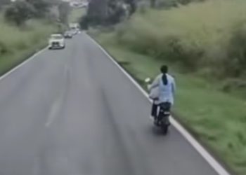 Paraná: Condutora de moto elétrica em rodovia coloca a própria vida em risco