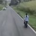 Paraná: Condutora de moto elétrica em rodovia coloca a própria vida em risco
