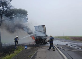 Incêndio em carreta mobiliza bombeiros na PR-092