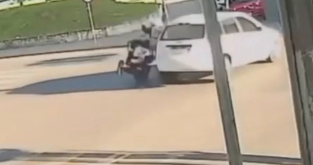 Idosa sofre acidente com triciclo elétrico após avançar sinal “Assista o vídeo”