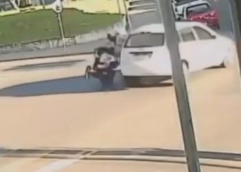 Idosa sofre acidente com triciclo elétrico após avançar sinal “Assista o vídeo”