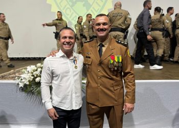 Palhares recebe Medalha Guardião do Norte Pioneiro durante comemorações dos 73 anos do 2º BPM