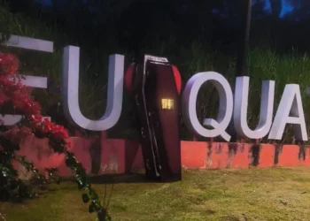 Mistério em Quatiguá: Caixão surge em letreiro na entrada da cidade “Assista o vídeo”
