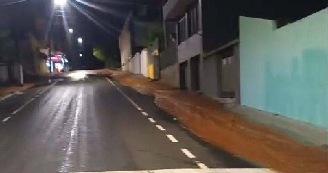 Rompimento de cano provoca alagamentos e transtornos no centro de Jacarezinho “Assista o vídeo”