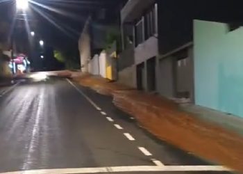 Rompimento de cano provoca alagamentos e transtornos no centro de Jacarezinho “Assista o vídeo”