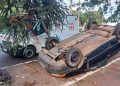 Motorista capota veículo na Avenida Manuel Ribas, próximo à rotatória do Palácio do Bispo, em Jacarezinho-PR “Confira as fotos e vídeos”
