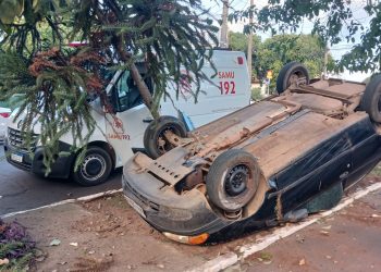 Motorista capota veículo na Avenida Manuel Ribas, próximo à rotatória do Palácio do Bispo, em Jacarezinho-PR “Confira as fotos e vídeos”