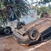 Motorista capota veículo na Avenida Manuel Ribas, próximo à rotatória do Palácio do Bispo, em Jacarezinho-PR “Confira as fotos e vídeos”