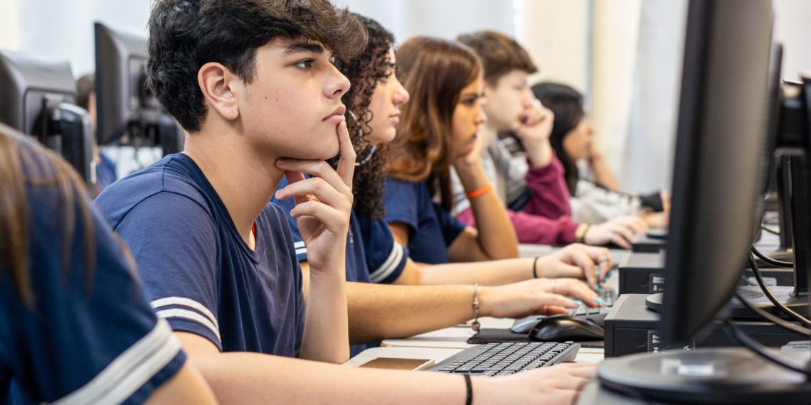 Paraná tem a melhor taxa de frequência escolar do ensino médio do Brasil