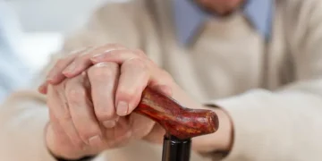 Homens idosos que dormem mais de nove horas têm maior risco de perder mobilidade, diz estudo