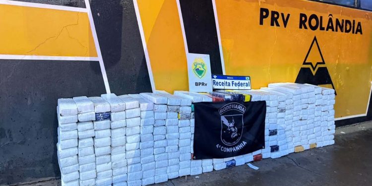 Operação Omnis: PMPR apreende 340 quilos de maconha, medicamentos e eletrônicos em ônibus na PR-444
Foto: PMPR