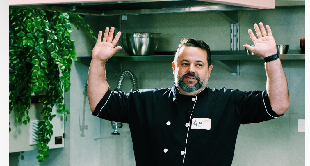 Jacarezinhense Chef Rodrigo Feriato entre os finalistas do reality gastronômico