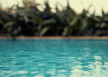 Paraná: Criança de 2 anos morre após se afogar em piscina de residência em Ibaiti