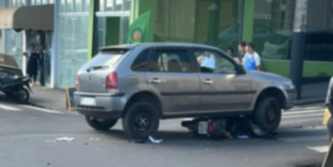 Motociclista fica ferida em grave acidente entre Honda Biz e Gol em Jacarezinho “Assista o vídeo”