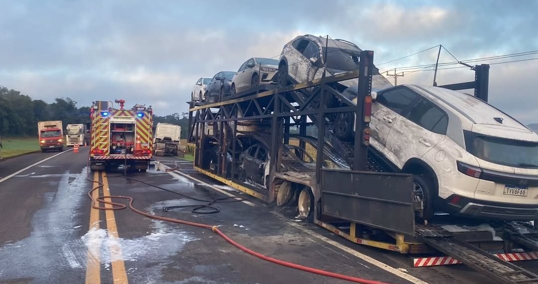 Paraná: Incêndio em caminhão cegonha bloqueia BR-277