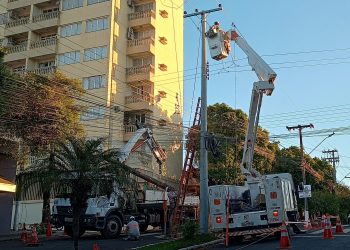 CPFL realiza remoção e troca de poste atingido por veículo na Avenida Getúlio Vargas, em Jacarezinho “Assista o vídeo”