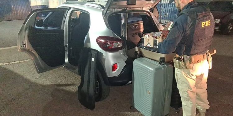 Paraná: PRF e Receita Federal apreendem veículo com carga de cigarros contrabandeados na BR-277