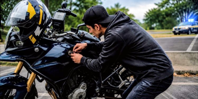Inusitado: Homem é preso após tentar furtar motocicleta da PRF e afirmar que queria “farmar aura”