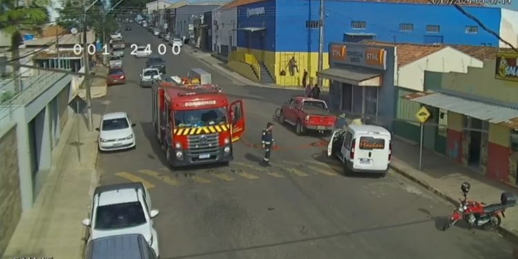 Guarnição do Corpo de Bombeiros avista veículo com princípio de incêndio e evita que fogo se alastre em Ibaiti “Assista o vídeo”