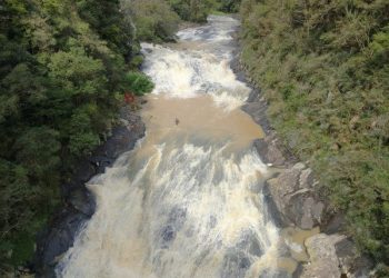 Jovem desaparece ao atravessar rio durante trilha com amiga no Paraná