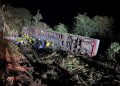 Ônibus tomba em ribanceira na SC-492 e deixa três mortos