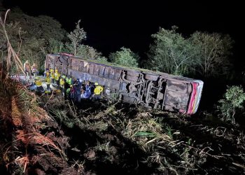 Ônibus tomba em ribanceira na SC-492 e deixa três mortos