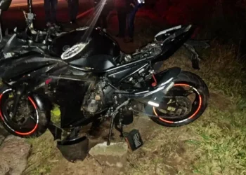 Motociclista morre ao bater contra três carros na PR-151