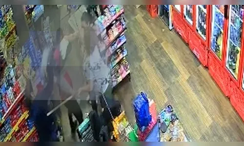 Paraná: Comerciante enfrenta ladrão com rodo e chinelo