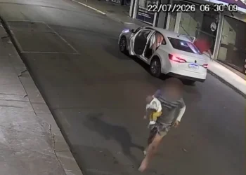 Polícia Civil divulga imagens de homem que pulou de carro com bebê de 5 meses em Santo Antônio da Platina