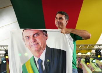 Flávio Bolsonaro diz que beneficiário não perderá Bolsa Família ao conseguir emprego
