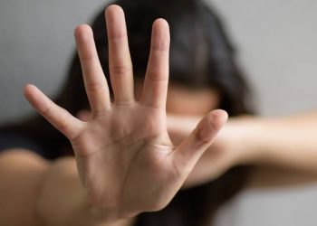 Mulher é espancada pelo ex-namorado com chutes na cabeça e corpo em via pública em Bandeirantes