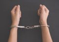 Mãe é presa após criança de 6 anos chegar à escola com marcas de agressão