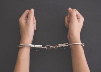 Mãe é presa após criança de 6 anos chegar à escola com marcas de agressão