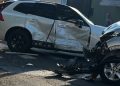 Colisão entre dois veículos causa danos materiais no Centro de Jacarezinho