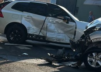 Colisão entre dois veículos causa danos materiais no Centro de Jacarezinho